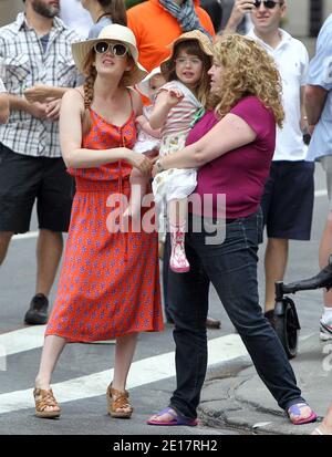 L'actrice Isla Fisher et ses filles Olive et Elula apparaissent sur place alors que son mari Sacha Baron Cohen est à cheval sur un chameau sur la Cinquième Avenue, tout en filmant des scènes pour son prochain film « le dictateur », à New York, NY, USA, le 19 juin 2011. Photo de Charles Guerin/ABACAPRESS.COM Banque D'Images