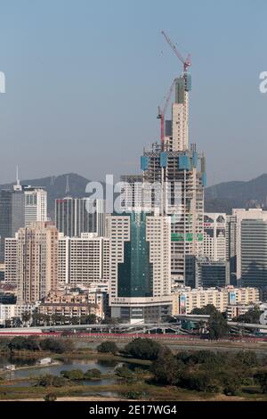 Vue verticale des étangs à poissons, Ma TSO Lung, New Territories, Hong Kong, avec Shenzhen en hauteur et la construction en arrière-plan 1 janvier 2021 Banque D'Images