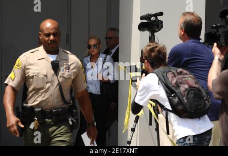 L'actrice AMÉRICAINE Lindsay Lohan quitte le bâtiment après une audience de probation au palais de justice de l'aéroport le 23 juin 2011 à Los Angeles, CA, États-Unis. Lohan a été appelé au tribunal après avoir été jugé positif pour l'alcool lors d'un test récent. Mais la juge Stephanie Sautner a déterminé qu'une ordonnance antérieure d'un juge différent lui demandant d'être testé pour l'alcool avait déjà expiré -- il n'y a donc aucune exigence qu'elle s'abstienne de boire. Sauter a ordonné à Lohan de cesser d'avoir des parties pendant qu'elle est en résidence surveillée pour violation de la probation. Photo de Lionel Hahn/ABACAPRESS.COM Banque D'Images