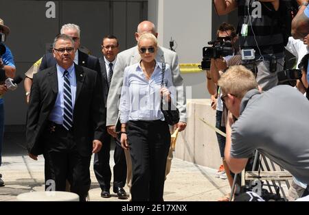 L'actrice AMÉRICAINE Lindsay Lohan quitte le bâtiment après une audience de probation au palais de justice de l'aéroport le 23 juin 2011 à Los Angeles, CA, États-Unis. Lohan a été appelé au tribunal après avoir été jugé positif pour l'alcool lors d'un test récent. Mais la juge Stephanie Sautner a déterminé qu'une ordonnance antérieure d'un juge différent lui demandant d'être testé pour l'alcool avait déjà expiré -- il n'y a donc aucune exigence qu'elle s'abstienne de boire. Sauter a ordonné à Lohan de cesser d'avoir des parties pendant qu'elle est en résidence surveillée pour violation de la probation. Photo de Lionel Hahn/ABACAPRESS.COM Banque D'Images