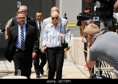 L'actrice AMÉRICAINE Lindsay Lohan quitte le bâtiment après une audience de probation au palais de justice de l'aéroport le 23 juin 2011 à Los Angeles, CA, États-Unis. Lohan a été appelé au tribunal après avoir été jugé positif pour l'alcool lors d'un test récent. Mais la juge Stephanie Sautner a déterminé qu'une ordonnance antérieure d'un juge différent lui demandant d'être testé pour l'alcool avait déjà expiré -- il n'y a donc aucune exigence qu'elle s'abstienne de boire. Sauter a ordonné à Lohan de cesser d'avoir des parties pendant qu'elle est en résidence surveillée pour violation de la probation. Photo de Lionel Hahn/ABACAPRESS.COM Banque D'Images