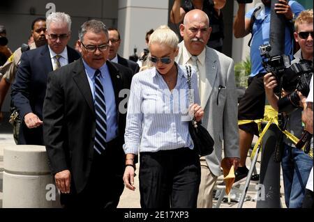 L'actrice AMÉRICAINE Lindsay Lohan quitte le bâtiment après une audience de probation au palais de justice de l'aéroport le 23 juin 2011 à Los Angeles, CA, États-Unis. Lohan a été appelé au tribunal après avoir été jugé positif pour l'alcool lors d'un test récent. Mais la juge Stephanie Sautner a déterminé qu'une ordonnance antérieure d'un juge différent lui demandant d'être testé pour l'alcool avait déjà expiré -- il n'y a donc aucune exigence qu'elle s'abstienne de boire. Sauter a ordonné à Lohan de cesser d'avoir des parties pendant qu'elle est en résidence surveillée pour violation de la probation. Photo de Lionel Hahn/ABACAPRESS.COM Banque D'Images