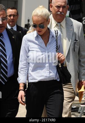 L'actrice AMÉRICAINE Lindsay Lohan quitte le bâtiment après une audience de probation au palais de justice de l'aéroport le 23 juin 2011 à Los Angeles, CA, États-Unis. Lohan a été appelé au tribunal après avoir été jugé positif pour l'alcool lors d'un test récent. Mais la juge Stephanie Sautner a déterminé qu'une ordonnance antérieure d'un juge différent lui demandant d'être testé pour l'alcool avait déjà expiré -- il n'y a donc aucune exigence qu'elle s'abstienne de boire. Sauter a ordonné à Lohan de cesser d'avoir des parties pendant qu'elle est en résidence surveillée pour violation de la probation. Photo de Lionel Hahn/ABACAPRESS.COM Banque D'Images