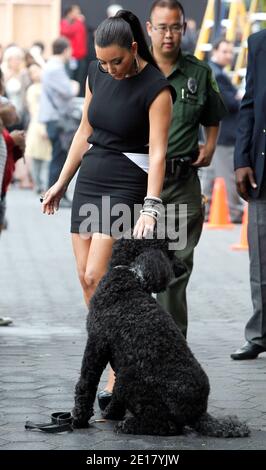 Le modèle Heidi Klum et Kim Kardashian marchent et posent avant de regarder la série télévisée « Project Runway » à Battery Park, New York City, NY, États-Unis, le 24 juin 2011. Photo de Stefano Coles/ABACAPRESS.COM Banque D'Images