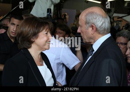 Martine Aubry, leader du Parti socialiste français (PS) et maire de Lille, arrive pour une conférence de presse au centre culturel la gare Saint-Sauveur à Lille, dans le nord de la France, le 28 juin 2011. Aubry a annoncé son intention de demander la nomination de son parti pour le vote présidentiel de 2012. "J'ai décidé de présenter ma candidature pour l'élection présidentielle", a-t-elle déclaré à ses partisans. Photo de Sylvain Lefevre/ABACAPRESS.COM Banque D'Images