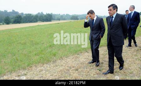 Nicolas Sarkozy (L) et François Fillon (C) et Bruno le Maire (R).le président français Nicolas Sarkozy visite une ferme avec le Premier ministre François Fillon. Sable sur Sarthe, FRANCE-28/06/2011 Banque D'Images