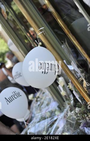 Mars et hommage à Aurelie Fouche à Cagnes sur Mer, dans le sud de la France, le 28 juin 2011 en présence de ses parents, de sa famille et de ses amis. Aurelie Fouche, jeune mère de 21 ans, enlevée et assassinée, dont le corps a été retrouvé la semaine dernière sur des terres agricoles. Photo de Patrice Maxante/Pixel Press/ABACAPRESS.COM Banque D'Images