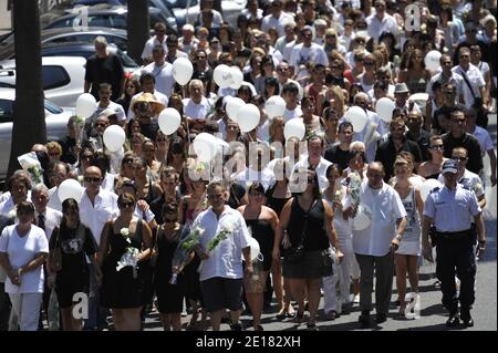 Mars et hommage à Aurelie Fouche à Cagnes sur Mer, dans le sud de la France, le 28 juin 2011 en présence de ses parents, de sa famille et de ses amis. Aurelie Fouche, jeune mère de 21 ans, enlevée et assassinée, dont le corps a été retrouvé la semaine dernière sur des terres agricoles. Photo de Patrice Maxante/Pixel Press/ABACAPRESS.COM Banque D'Images