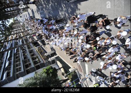 Mars et hommage à Aurelie Fouche à Cagnes sur Mer, dans le sud de la France, le 28 juin 2011 en présence de ses parents, de sa famille et de ses amis. Aurelie Fouche, jeune mère de 21 ans, enlevée et assassinée, dont le corps a été retrouvé la semaine dernière sur des terres agricoles. Photo de Patrice Maxante/Pixel Press/ABACAPRESS.COM Banque D'Images