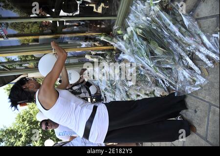 Mars et hommage à Aurelie Fouche à Cagnes sur Mer, dans le sud de la France, le 28 juin 2011 en présence de ses parents, de sa famille et de ses amis. Aurelie Fouche, jeune mère de 21 ans, enlevée et assassinée, dont le corps a été retrouvé la semaine dernière sur des terres agricoles. Photo de Patrice Maxante/Pixel Press/ABACAPRESS.COM Banque D'Images