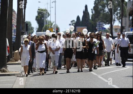 Mars et hommage à Aurelie Fouche à Cagnes sur Mer, dans le sud de la France, le 28 juin 2011 en présence de ses parents, de sa famille et de ses amis. Aurelie Fouche, jeune mère de 21 ans, enlevée et assassinée, dont le corps a été retrouvé la semaine dernière sur des terres agricoles. Photo de Patrice Maxante/Pixel Press/ABACAPRESS.COM Banque D'Images