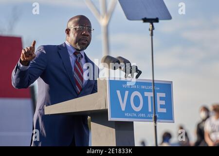 Atlanta, États-Unis. 04e janvier 2021. Le révérend Raphael Warnock s'adresse à la foule lors d'un rassemblement au volant à la veille de l'élection du Sénat de Géorgie au stade du Centre Parc Credit Union, le 4 janvier 2021 à Atlanta, en Géorgie. Crédit : Sanjeev Singhal/accès aux nouvelles/Alamy Live News Banque D'Images