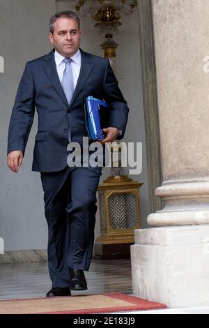 Xavier Bertrand, ministre français du travail, de l'emploi et de la santé, quitte le conseil hebdomadaire de l'Elysée à Paris, le 29 juin 2011. Photo de Stephane Lemouton/ABACAPRESS.COM Banque D'Images