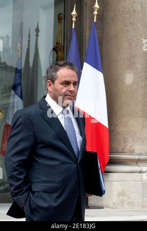 Xavier Bertrand, ministre français du travail, de l'emploi et de la santé, quitte le conseil hebdomadaire de l'Elysée à Paris, le 29 juin 2011. Photo de Stephane Lemouton/ABACAPRESS.COM Banque D'Images