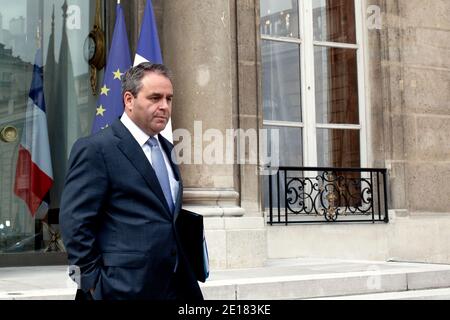 Xavier Bertrand, ministre français du travail, de l'emploi et de la santé, quitte le conseil hebdomadaire de l'Elysée à Paris, le 29 juin 2011. Photo de Stephane Lemouton/ABACAPRESS.COM Banque D'Images