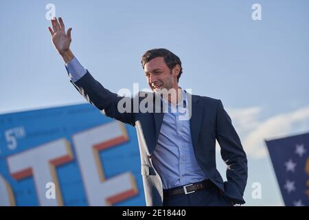 Atlanta, États-Unis. 04e janvier 2021. Jon Ossoff s'adresse à la foule lors d'un rassemblement à la veille de l'élection du Sénat de Géorgie au stade du Centre Parc Credit Union, le 4 janvier 2021 à Atlanta, en Géorgie. Crédit : Sanjeev Singhal/accès aux nouvelles/Alamy Live News Banque D'Images