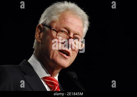 Le président Bill Clinton a ouvert la Clinton Global Initiative (CGI) America au Sheraton Chicago Hotel & Towers de Chicago, Illinois, États-Unis, le 29 juin 2011. Plus de 700 dirigeants d'entreprises, de sociétés à but non lucratif et de tous les ordres de gouvernement ont participé à cette réunion de deux jours, qui est le premier événement à se concentrer exclusivement sur la création d'emplois et la croissance économique aux États-Unis. Photo de Cindy Barrymore/ABACAPRESS.COM Banque D'Images