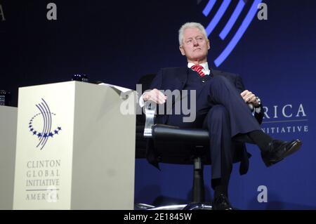 Le président Bill Clinton a ouvert la Clinton Global Initiative (CGI) America au Sheraton Chicago Hotel & Towers de Chicago, Illinois, États-Unis, le 29 juin 2011. Plus de 700 dirigeants d'entreprises, de sociétés à but non lucratif et de tous les ordres de gouvernement ont participé à cette réunion de deux jours, qui est le premier événement à se concentrer exclusivement sur la création d'emplois et la croissance économique aux États-Unis. Photo de Cindy Barrymore/ABACAPRESS.COM Banque D'Images