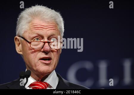 Le président Bill Clinton a ouvert la Clinton Global Initiative (CGI) America au Sheraton Chicago Hotel & Towers de Chicago, Illinois, États-Unis, le 29 juin 2011. Plus de 700 dirigeants d'entreprises, de sociétés à but non lucratif et de tous les ordres de gouvernement ont participé à cette réunion de deux jours, qui est le premier événement à se concentrer exclusivement sur la création d'emplois et la croissance économique aux États-Unis. Photo de Cindy Barrymore/ABACAPRESS.COM Banque D'Images