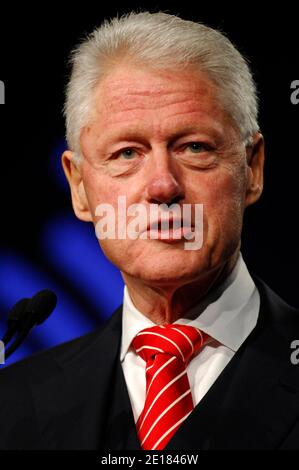 Le président Bill Clinton a ouvert la Clinton Global Initiative (CGI) America au Sheraton Chicago Hotel & Towers de Chicago, Illinois, États-Unis, le 29 juin 2011. Plus de 700 dirigeants d'entreprises, de sociétés à but non lucratif et de tous les ordres de gouvernement ont participé à cette réunion de deux jours, qui est le premier événement à se concentrer exclusivement sur la création d'emplois et la croissance économique aux États-Unis. Photo de Cindy Barrymore/ABACAPRESS.COM Banque D'Images