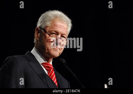 Le président Bill Clinton a ouvert la Clinton Global Initiative (CGI) America au Sheraton Chicago Hotel & Towers de Chicago, Illinois, États-Unis, le 29 juin 2011. Plus de 700 dirigeants d'entreprises, de sociétés à but non lucratif et de tous les ordres de gouvernement ont participé à cette réunion de deux jours, qui est le premier événement à se concentrer exclusivement sur la création d'emplois et la croissance économique aux États-Unis. Photo de Cindy Barrymore/ABACAPRESS.COM Banque D'Images