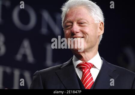 Le président Bill Clinton a ouvert la Clinton Global Initiative (CGI) America au Sheraton Chicago Hotel & Towers de Chicago, Illinois, États-Unis, le 29 juin 2011. Plus de 700 dirigeants d'entreprises, de sociétés à but non lucratif et de tous les ordres de gouvernement ont participé à cette réunion de deux jours, qui est le premier événement à se concentrer exclusivement sur la création d'emplois et la croissance économique aux États-Unis. Photo de Cindy Barrymore/ABACAPRESS.COM Banque D'Images