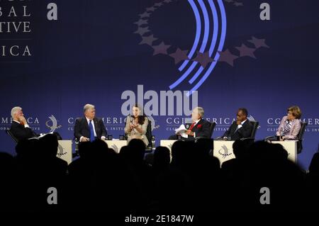 Le président Bill Clinton a ouvert la Clinton Global Initiative (CGI) America au Sheraton Chicago Hotel & Towers de Chicago, Illinois, États-Unis, le 29 juin 2011. Plus de 700 dirigeants d'entreprises, de sociétés à but non lucratif et de tous les ordres de gouvernement ont participé à cette réunion de deux jours, qui est le premier événement à se concentrer exclusivement sur la création d'emplois et la croissance économique aux États-Unis. Photo de Cindy Barrymore/ABACAPRESS.COM Banque D'Images