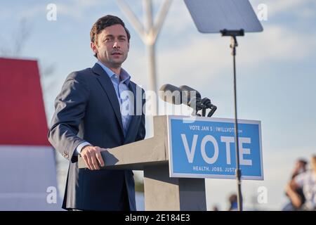 Atlanta, États-Unis. 04e janvier 2021. Jon Ossoff s'adresse à la foule lors d'un rassemblement à la veille de l'élection du Sénat de Géorgie au stade du Centre Parc Credit Union, le 4 janvier 2021 à Atlanta, en Géorgie. Crédit : Sanjeev Singhal/accès aux nouvelles/Alamy Live News Banque D'Images