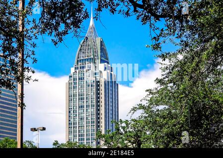 La tour de bataille de RSA est photographiée, le 9 août 2017, à Mobile, Alabama. Le gratte-ciel mesure 745 pieds et est le plus haut bâtiment de l'Alabama. Banque D'Images