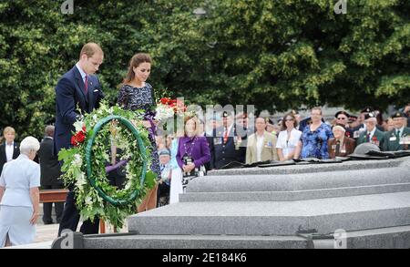 Le prince William, duc de Cambridge et Catherine, duchesse de Cambridge, ont déposé une couronne au Monument commémoratif de guerre à Ottawa, Canada, le 30 juin 2011, au début d'une visite de neuf jours au Canada. Photo de Douliery-Hahn/ABACAPRESS.COM Banque D'Images