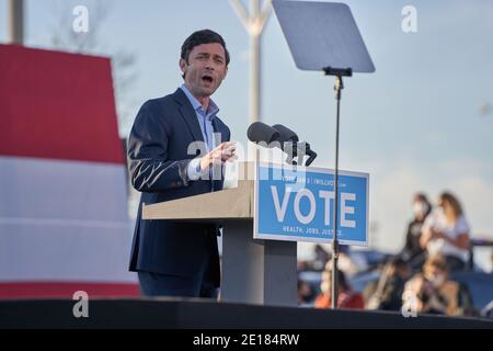 Atlanta, États-Unis. 04e janvier 2021. Jon Ossoff s'adresse à la foule lors d'un rassemblement à la veille de l'élection du Sénat de Géorgie au stade du Centre Parc Credit Union, le 4 janvier 2021 à Atlanta, en Géorgie. Crédit : Sanjeev Singhal/accès aux nouvelles/Alamy Live News Banque D'Images