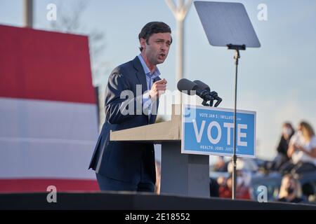 Atlanta, États-Unis. 04e janvier 2021. Jon Ossoff s'adresse à la foule lors d'un rassemblement à la veille de l'élection du Sénat de Géorgie au stade du Centre Parc Credit Union, le 4 janvier 2021 à Atlanta, en Géorgie. Crédit : Sanjeev Singhal/accès aux nouvelles/Alamy Live News Banque D'Images