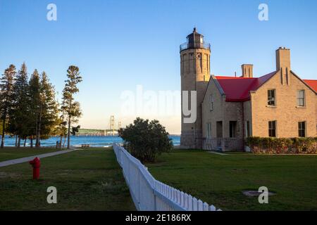 Vue sur le pont Mackinaw et le phare de Mackinac point au lever du soleil sur la côte des Grands Lacs du Michigan. Banque D'Images