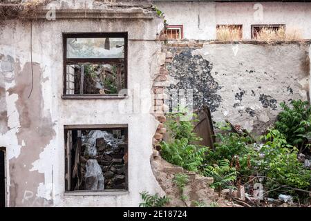 Façade extérieure des ruines d'un bâtiment résidentiel démoli en décomposition dans un environnement urbain à Belgrade, Serbie, photo de la façade principale de Banque D'Images