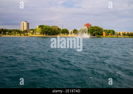 Horizon de Sault Ste Marie Ontario sur le front de mer de la rivière St Mary's au Canada. Banque D'Images