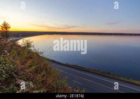 Michigan Scenic Drive. Autoroute côtière le long de la baie Keweenaw du lac supérieur au coucher du soleil dans la péninsule supérieure du Michigan. Banque D'Images