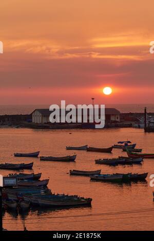 Bateaux de campagne garés dans le port de Vizhinjam capturés à l'heure du coucher du soleil. Banque D'Images