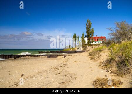 Phare du lac Michigan. Les vagues s'écrasont sur la côte du lac Michigan avec la tour du phare de point Betsie à l'horizon dans la péninsule inférieure Banque D'Images