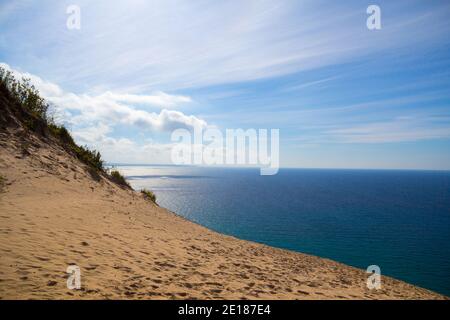 Vue sur le lac Michigan depuis le sommet de Sleeping Bear Dunes par une belle journée d'été. Banque D'Images