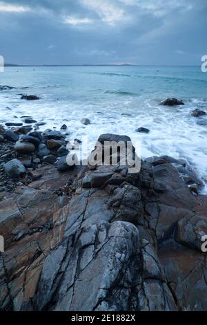 Après-midi gris sur la côte du parc national de Noosa, Queensland. Banque D'Images