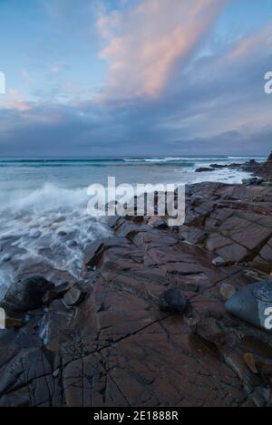 Après-midi gris sur la côte du parc national de Noosa, Queensland. Banque D'Images