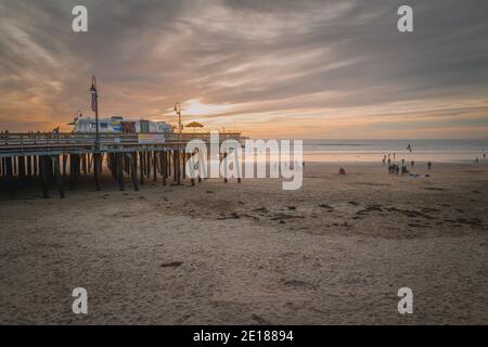 Pismo Beach, Californie, États-Unis - 1er janvier 2021 coucher de soleil sur Pismo Beach, Californie. Une vieille jetée en bois, une plage de sable et des gens qui profitent de la vue sur l'océan Banque D'Images