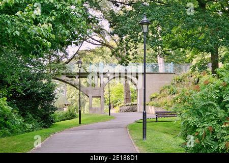 Boscombe Chine. Les jardins ont été développés à l'époque victorienne, y compris la construction du pont au-dessus de la chine, (une gorge côtière à flancs escarpés) Banque D'Images