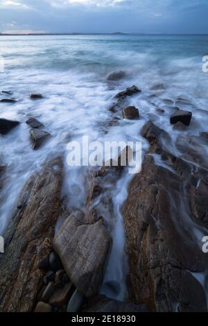 Après-midi gris sur la côte du parc national de Noosa, Queensland. Banque D'Images