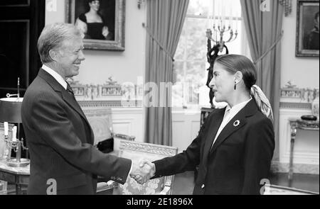 Le président Jimmy carter rencontre Ruth Bader Ginsburg dans le Bureau ovale après qu'il l'a nommée à la Cour d'appel des États-Unis pour le circuit du District de Columbia, où elle a servi jusqu'à sa nomination à la Cour suprême en 1993. Banque D'Images