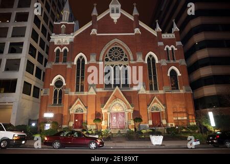 Washington, DC, États-Unis. 4 janvier 2021. Vue extérieure de l'église épiscopale méthodiste de l'Afrique métropolitaine à Washington, DC, actuellement sous surveillance policière après que l'église noire historique ait intenté un procès contre les fiers garçons après avoir brûlé la bannière de l'église Black Lives Matter lors d'une émeute de décembre. 4 janvier 2021. Crédit : Mpi34/Media Punch/Alamy Live News Banque D'Images