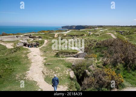 Pointe du hoc, Normandie 6 mai 2013 : touristes aux bunkers allemands qui ont été capturés par les Rangers américains le jour J 1944 Banque D'Images