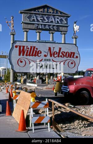 Marquise au Caesar's Palace on the Strip de Las Vegas faisant la promotion d'un concert de Willie Nelson et Family vers 1979. Banque D'Images