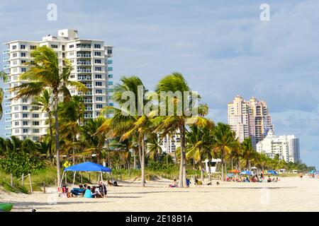 Fort Lauderdale, Floride, États-Unis - le 18 novembre 2018 - vue sur la plage avec des condominiums et des appartements de luxe en bord de mer au bord de la baie Banque D'Images