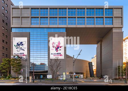tokyo, japon - janvier 02 2021 : bâtiment du Centre des cosmétiques Shinjuku décoré d'affiches des Jeux olympiques et paralympiques d'été de 2020 représentant le Banque D'Images